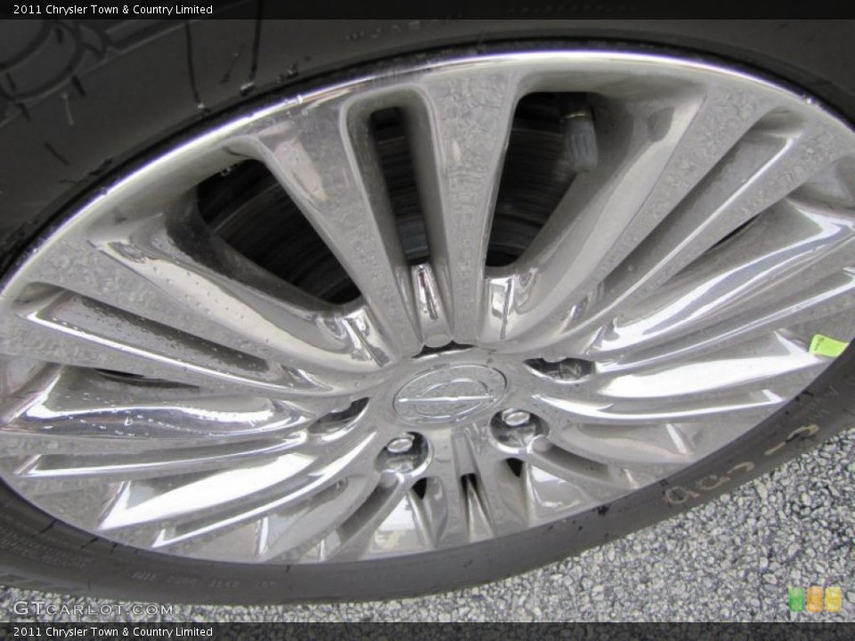 2011 Chrysler Town & Country Limited Wheel and Tire Photo #44663371