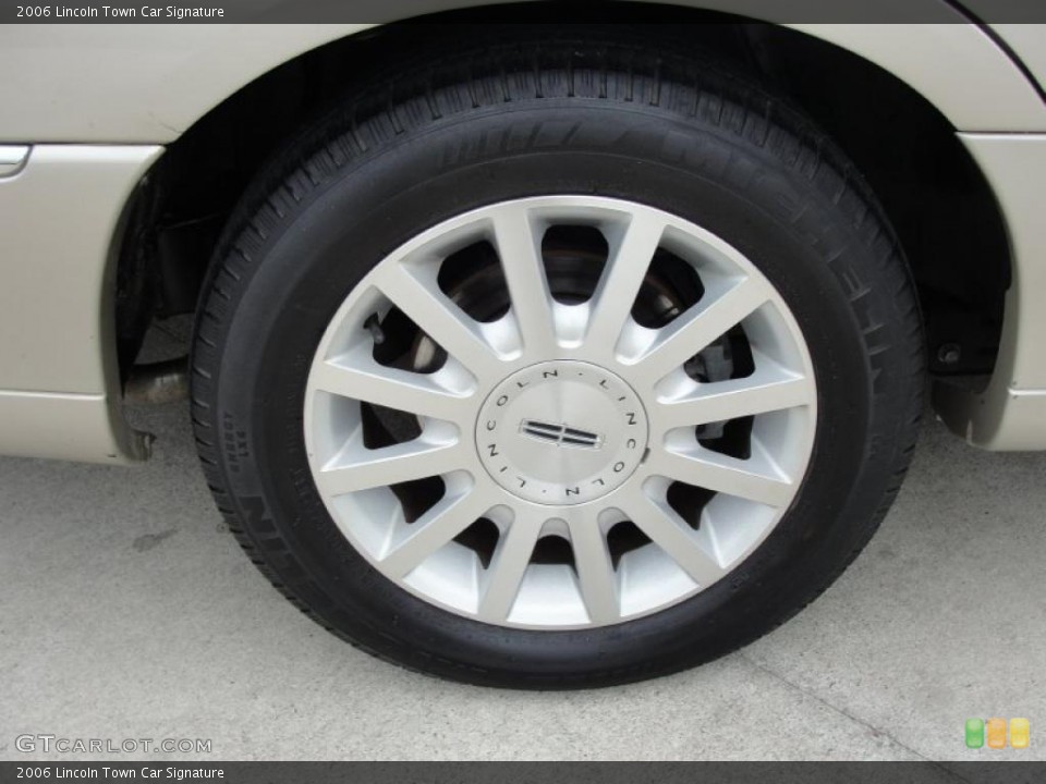 2006 Lincoln Town Car Signature Wheel and Tire Photo #44678215