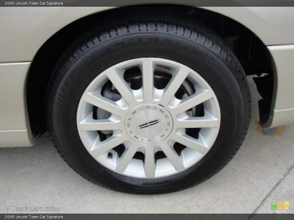 2006 Lincoln Town Car Signature Wheel and Tire Photo #44678231