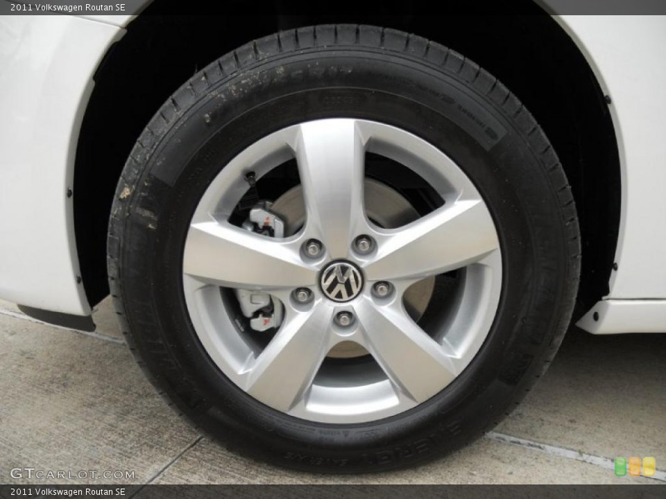 2011 Volkswagen Routan SE Wheel and Tire Photo #44727705