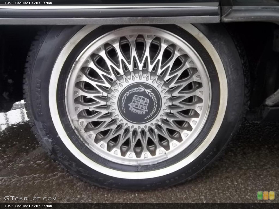 1995 Cadillac DeVille Sedan Wheel and Tire Photo #44799554