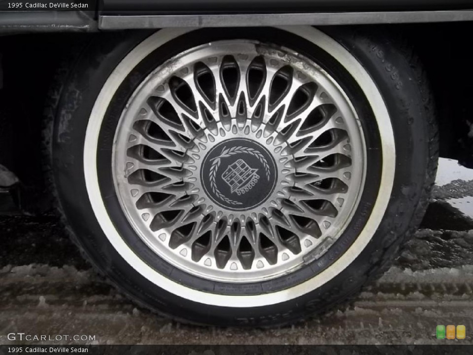 1995 Cadillac DeVille Sedan Wheel and Tire Photo #44799566