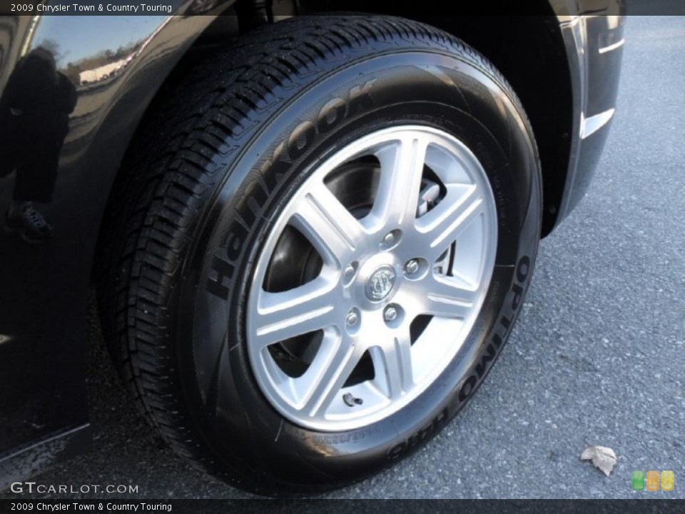 2009 Chrysler Town & Country Touring Wheel and Tire Photo #45025421