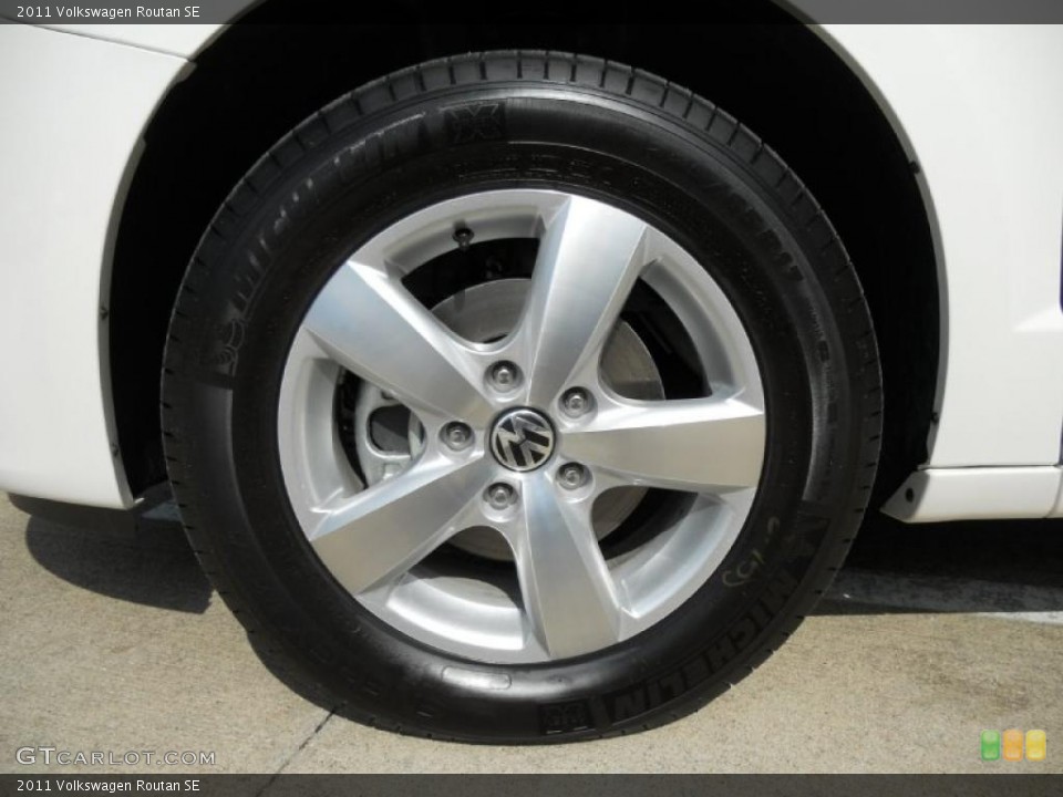 2011 Volkswagen Routan SE Wheel and Tire Photo #45163469