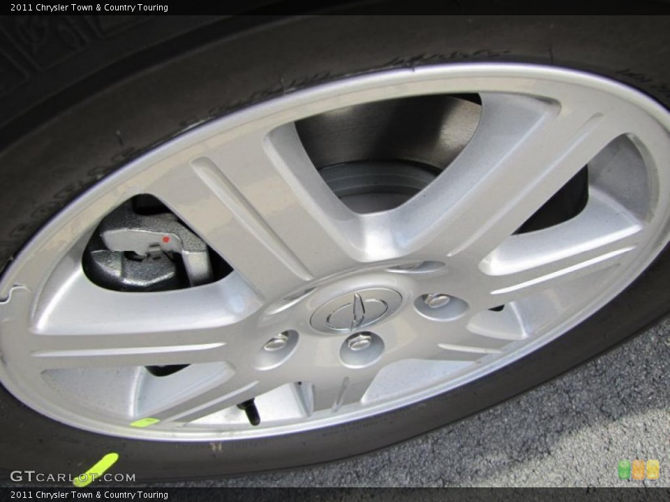 2011 Chrysler Town & Country Touring Wheel and Tire Photo #45345793