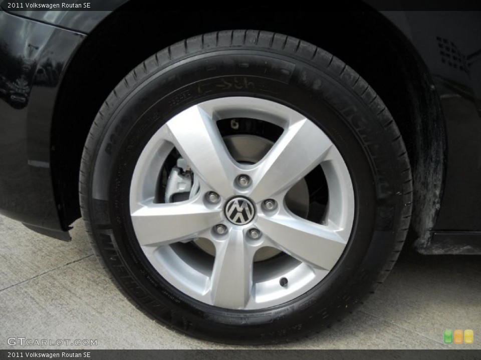 2011 Volkswagen Routan SE Wheel and Tire Photo #45599109
