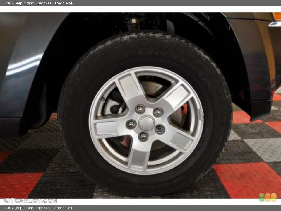 2007 Jeep Grand Cherokee Laredo 4x4 Wheel and Tire Photo #46013929