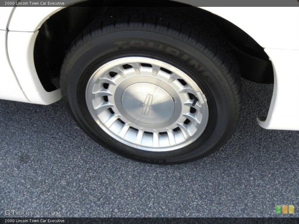 2000 Lincoln Town Car Executive Wheel and Tire Photo #46230296