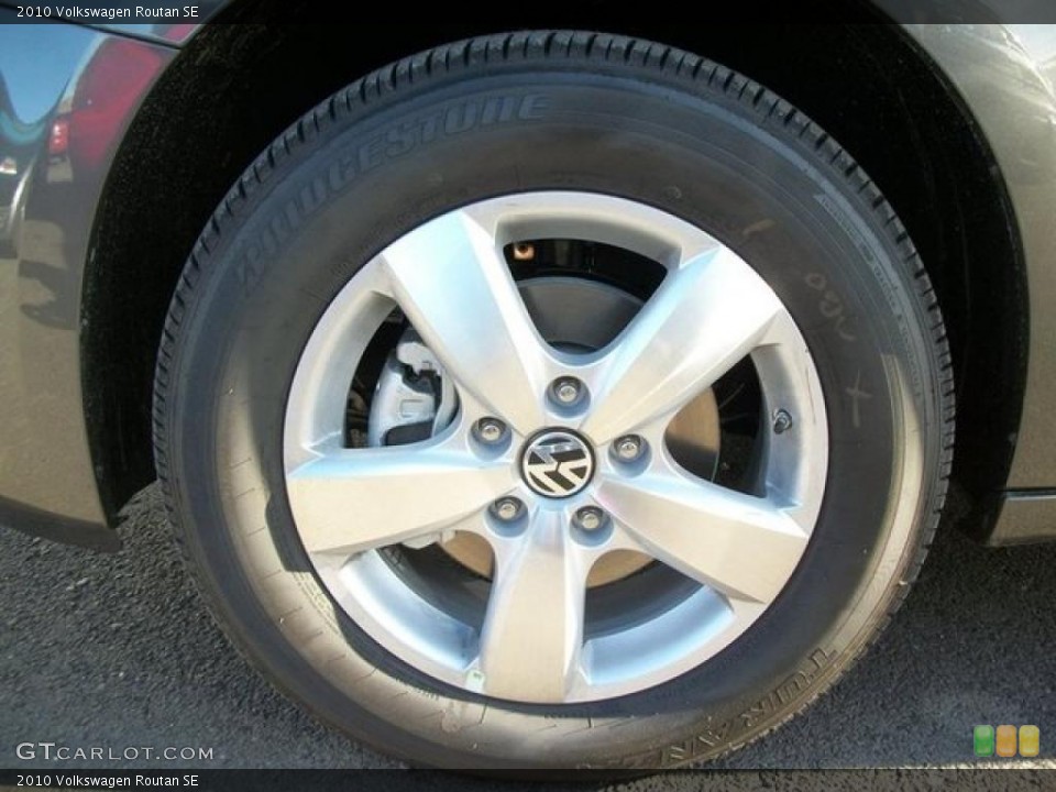 2010 Volkswagen Routan SE Wheel and Tire Photo #46308725