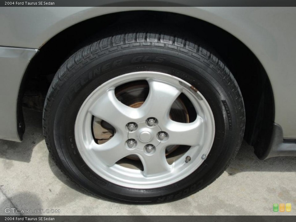 2004 Ford Taurus SE Sedan Wheel and Tire Photo #46481511