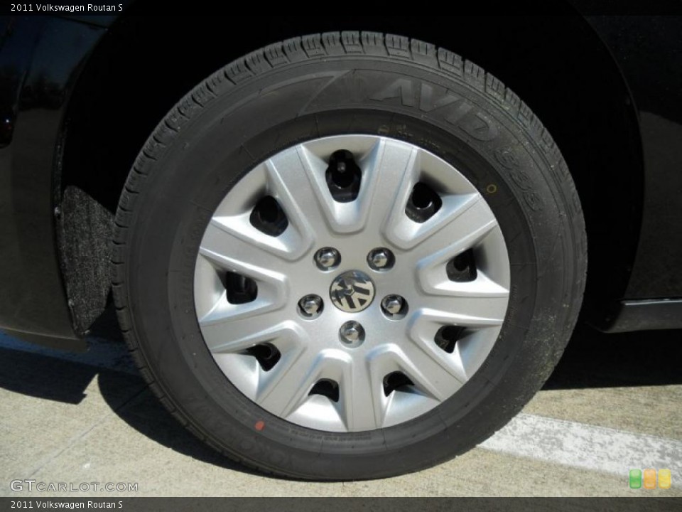 2011 Volkswagen Routan S Wheel and Tire Photo #46607202