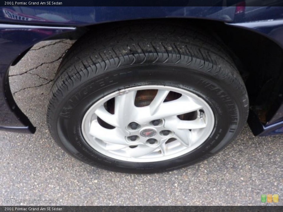 2001 Pontiac Grand Am SE Sedan Wheel and Tire Photo #46737054