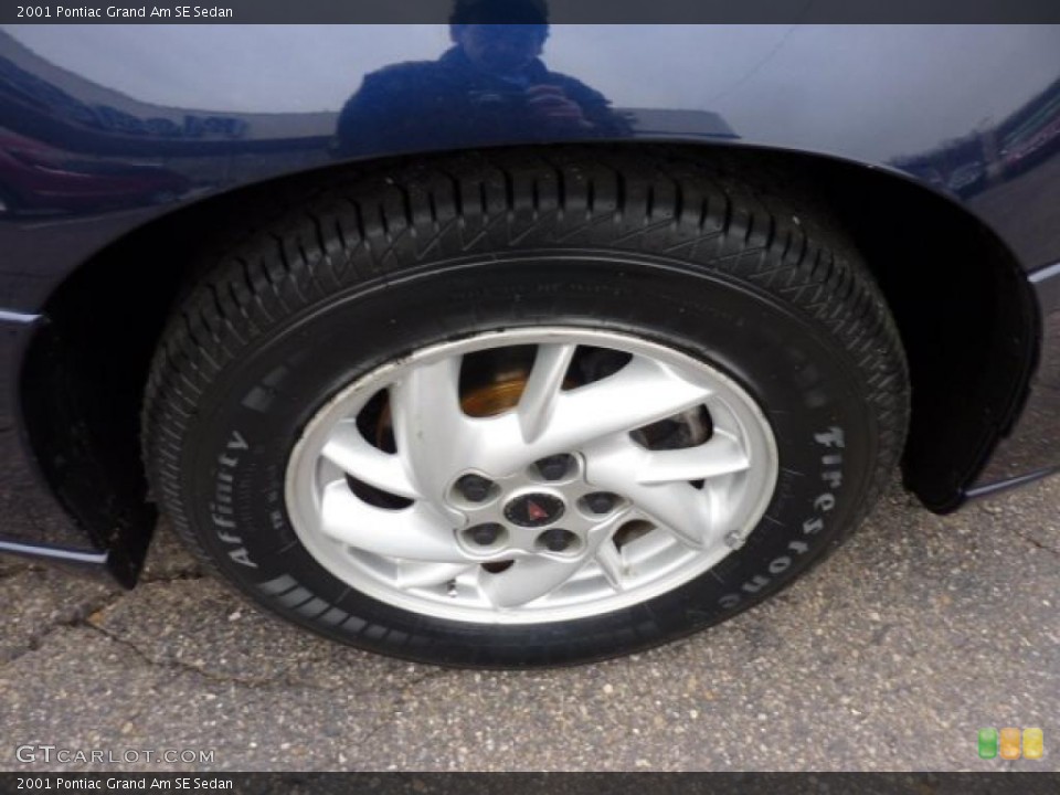 2001 Pontiac Grand Am SE Sedan Wheel and Tire Photo #46737069