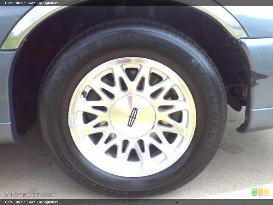 1999 Lincoln Town Car Signature Wheel and Tire Photo #46774495