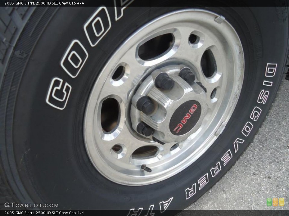 2005 GMC Sierra 2500HD SLE Crew Cab 4x4 Wheel and Tire Photo #47228246