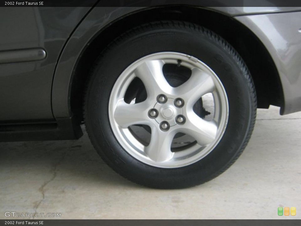2002 Ford Taurus SE Wheel and Tire Photo #47288757