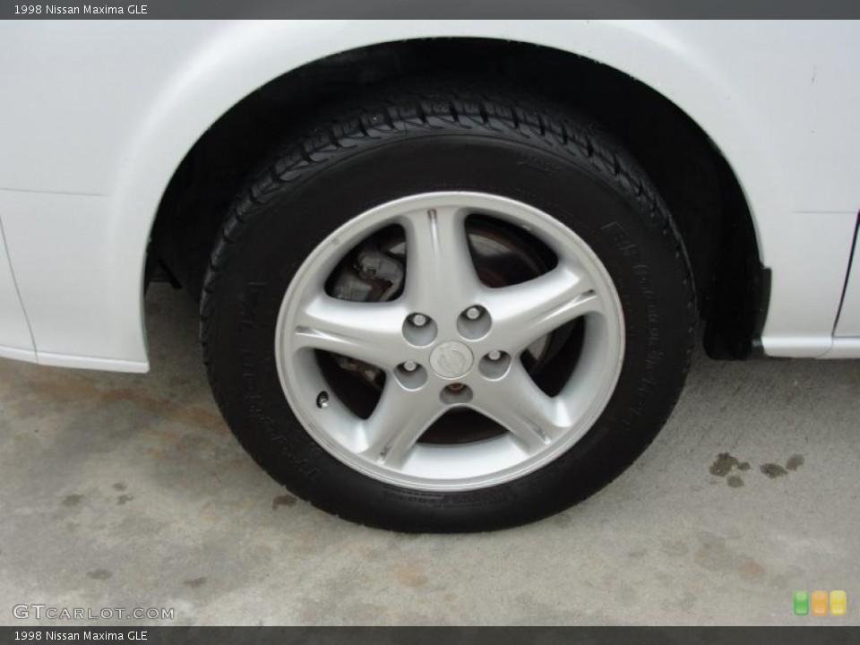 1998 Nissan Maxima GLE Wheel and Tire Photo #47358197