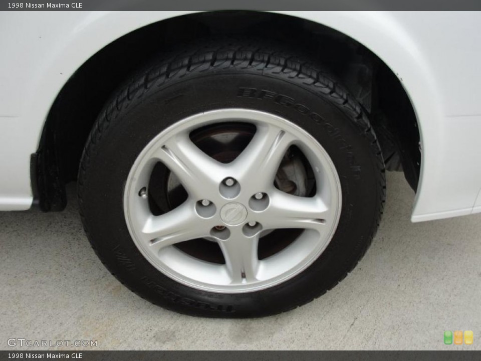1998 Nissan Maxima GLE Wheel and Tire Photo #47358239