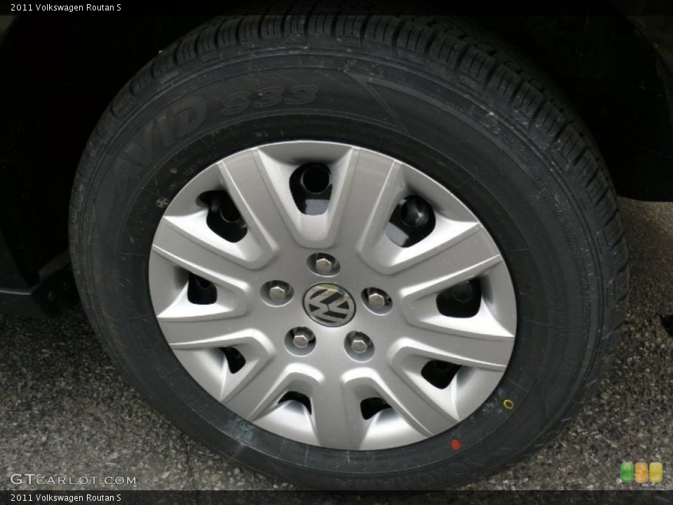 2011 Volkswagen Routan S Wheel and Tire Photo #47390246