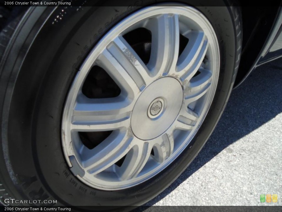 2006 Chrysler Town & Country Touring Wheel and Tire Photo #47519098