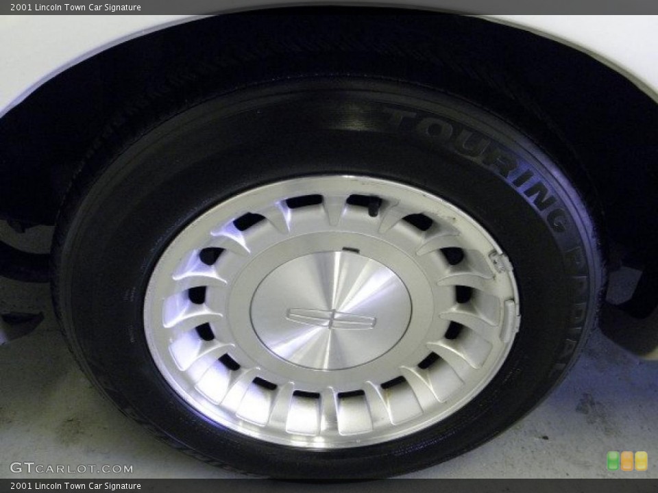 2001 Lincoln Town Car Signature Wheel and Tire Photo #47608421