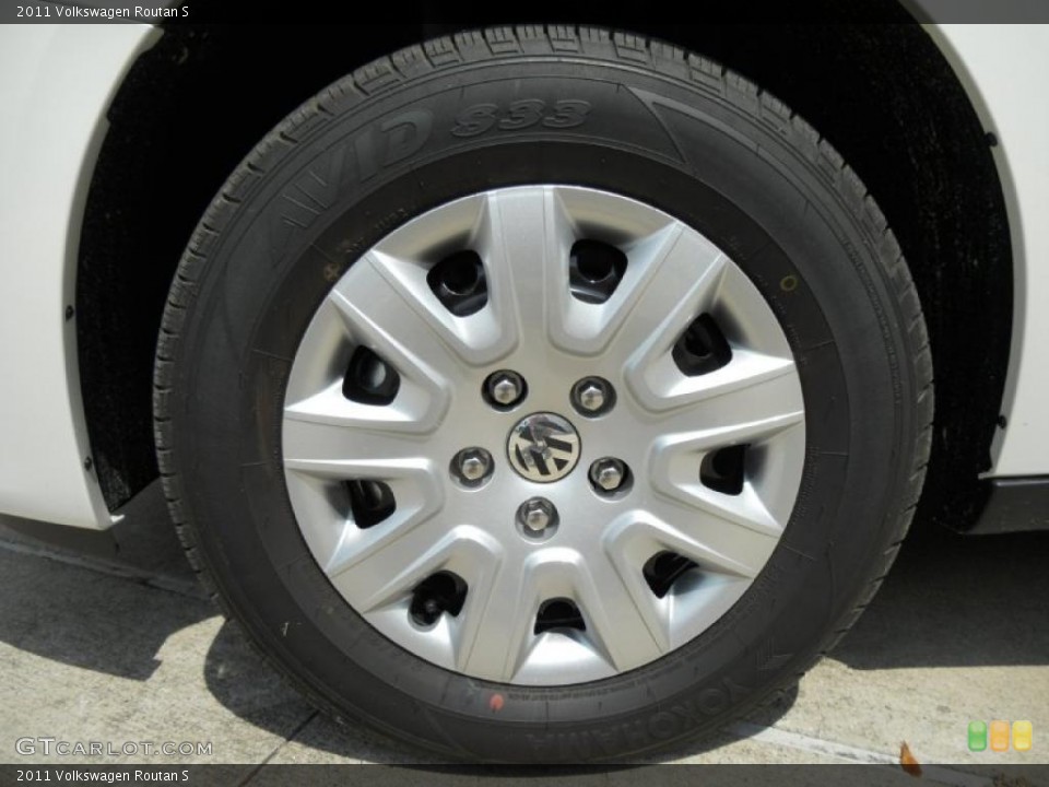 2011 Volkswagen Routan S Wheel and Tire Photo #47761852