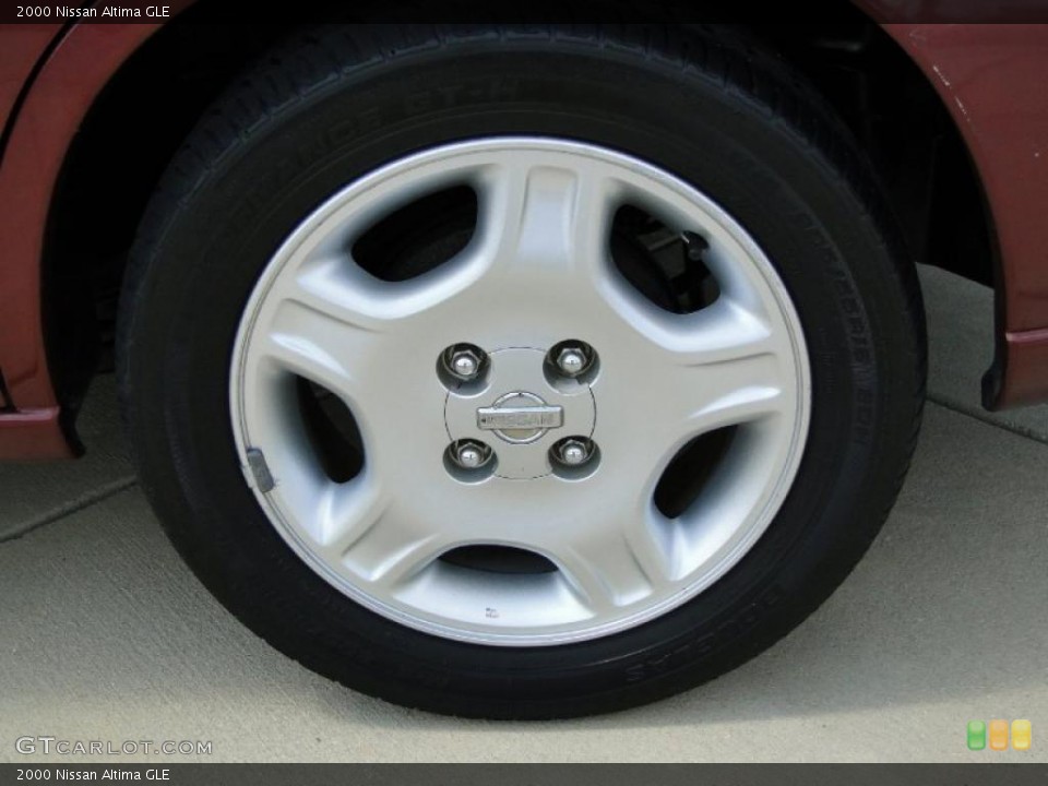 2000 Nissan Altima GLE Wheel and Tire Photo #47848238