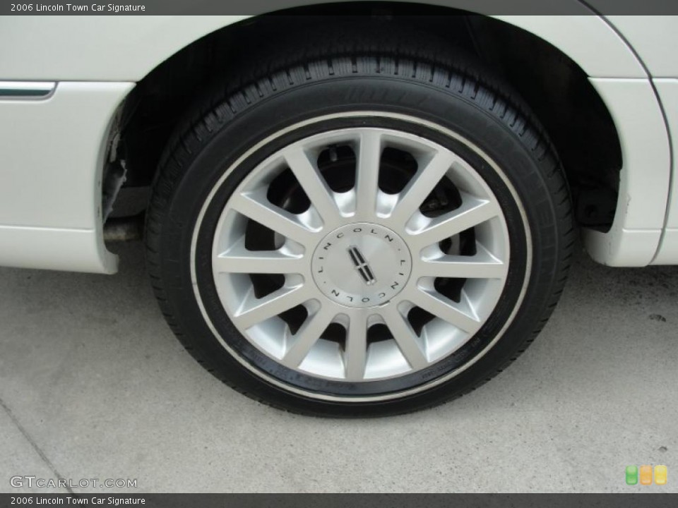 2006 Lincoln Town Car Signature Wheel and Tire Photo #48137583