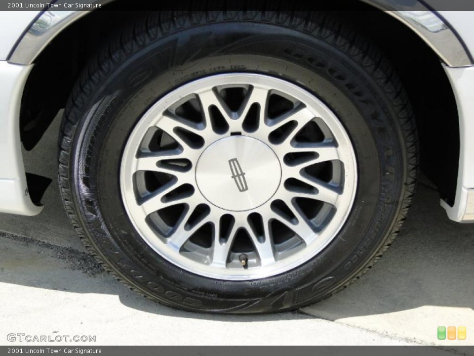 2001 Lincoln Town Car Signature Wheel and Tire Photo #48248202