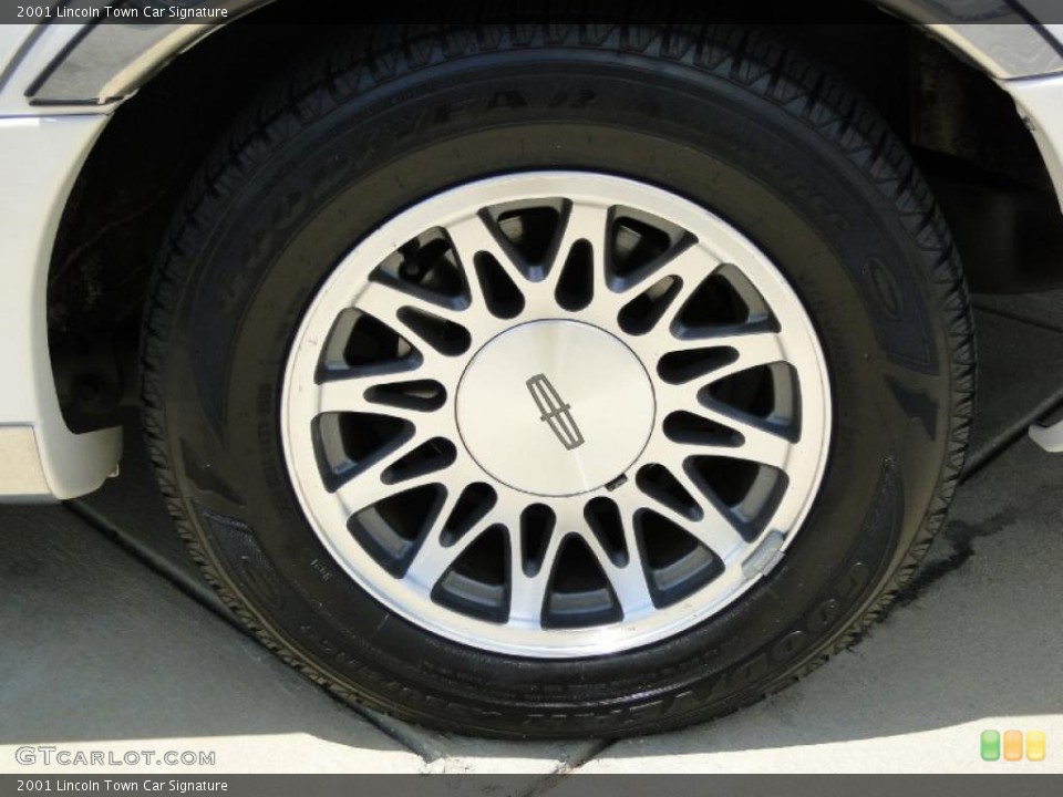 2001 Lincoln Town Car Signature Wheel and Tire Photo #48248214