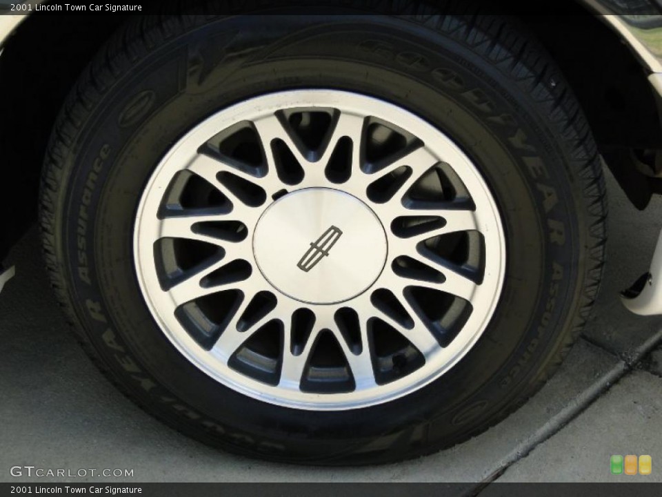 2001 Lincoln Town Car Signature Wheel and Tire Photo #48248238