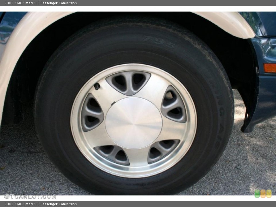 2002 GMC Safari SLE Passenger Conversion Wheel and Tire Photo #48279094