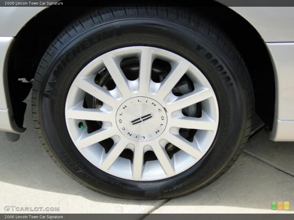2006 Lincoln Town Car Signature Wheel and Tire Photo #48451275