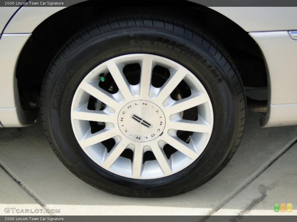 2006 Lincoln Town Car Signature Wheel and Tire Photo #48451287