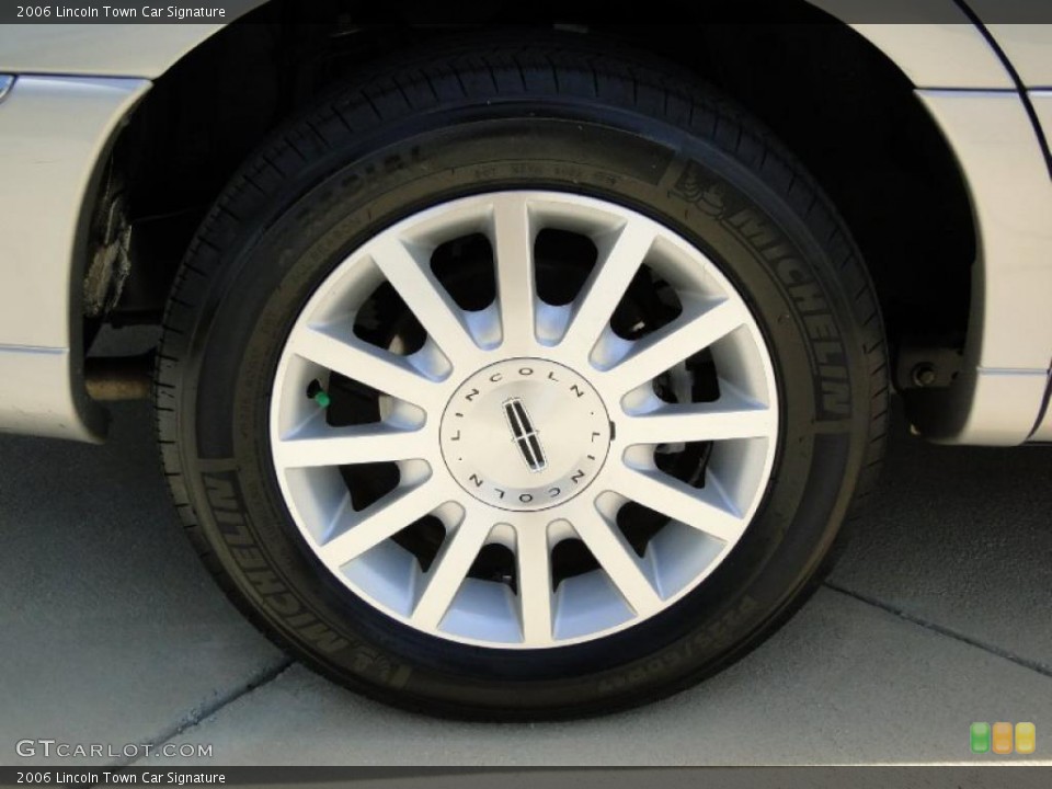 2006 Lincoln Town Car Signature Wheel and Tire Photo #48451299