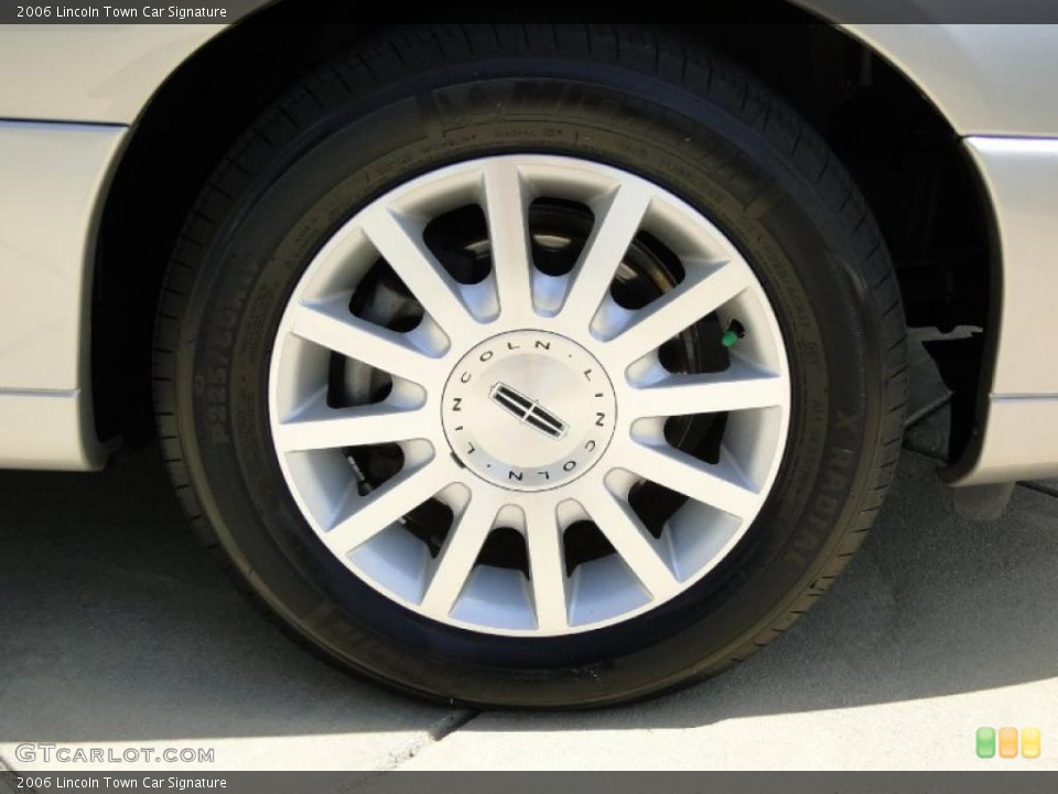 2006 Lincoln Town Car Signature Wheel and Tire Photo #48451311