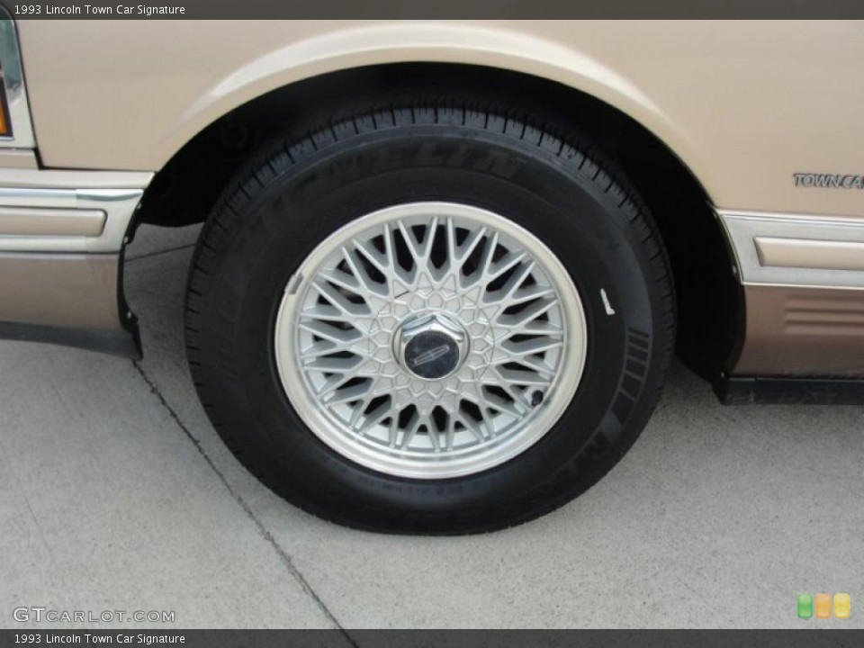 1993 Lincoln Town Car Signature Wheel and Tire Photo #48492256