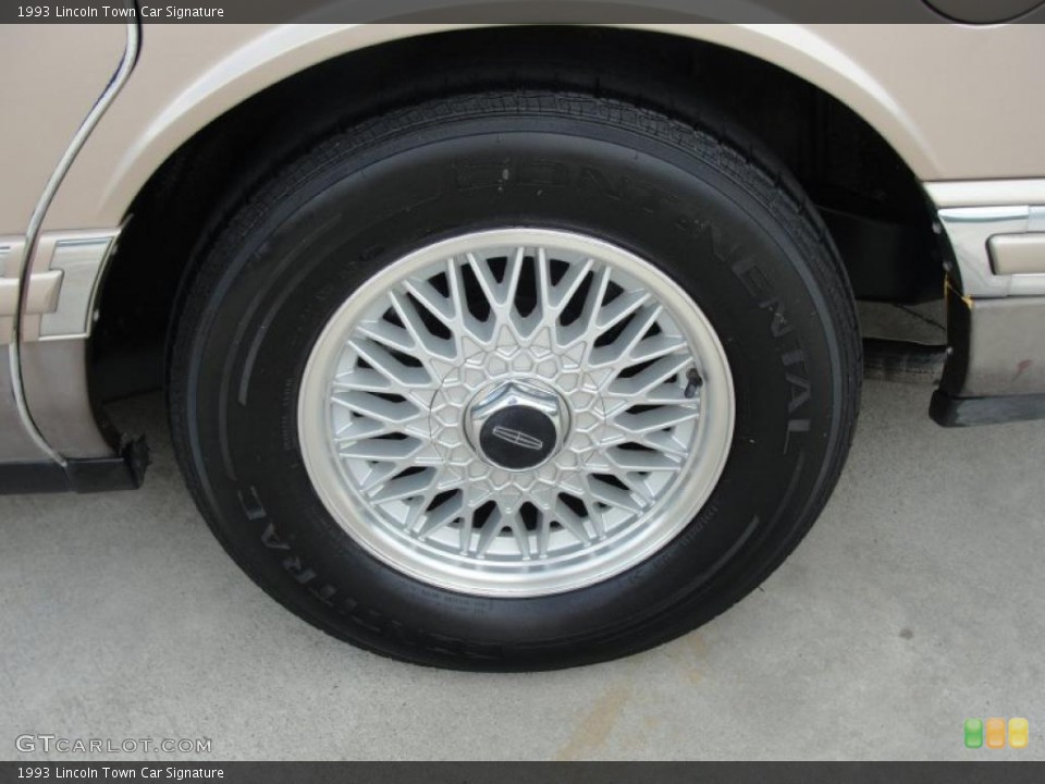 1993 Lincoln Town Car Signature Wheel and Tire Photo #48492268