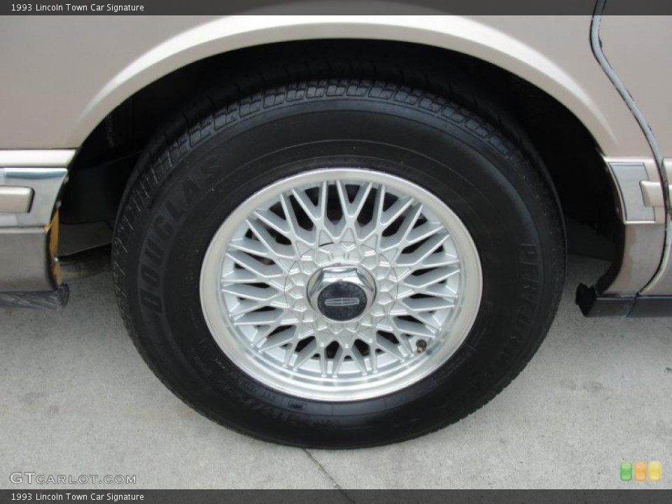 1993 Lincoln Town Car Signature Wheel and Tire Photo #48492280