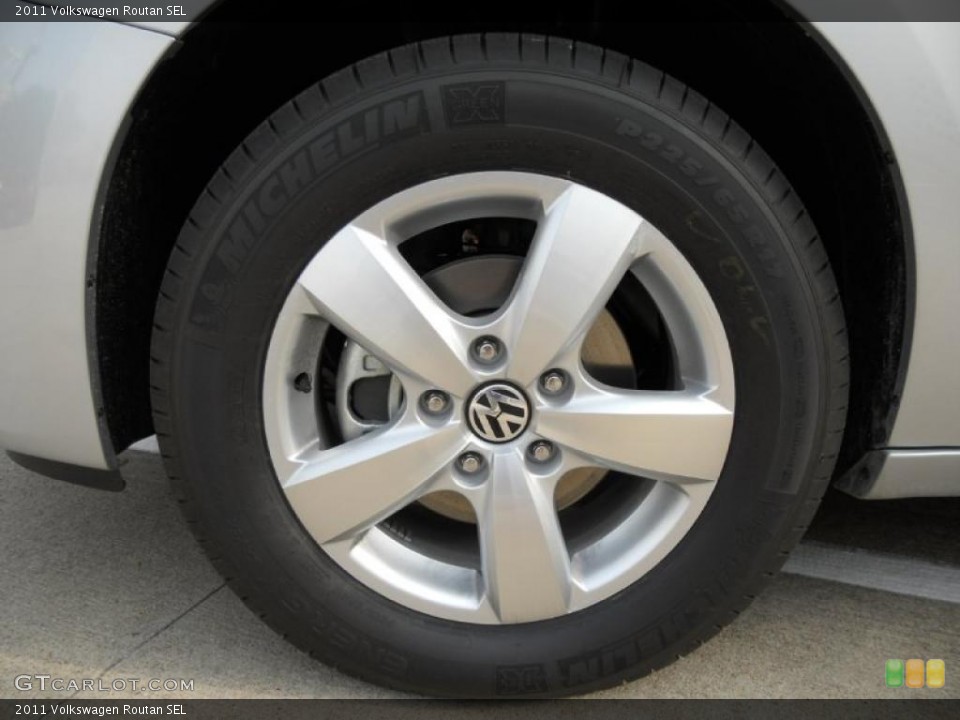 2011 Volkswagen Routan SEL Wheel and Tire Photo #48661507