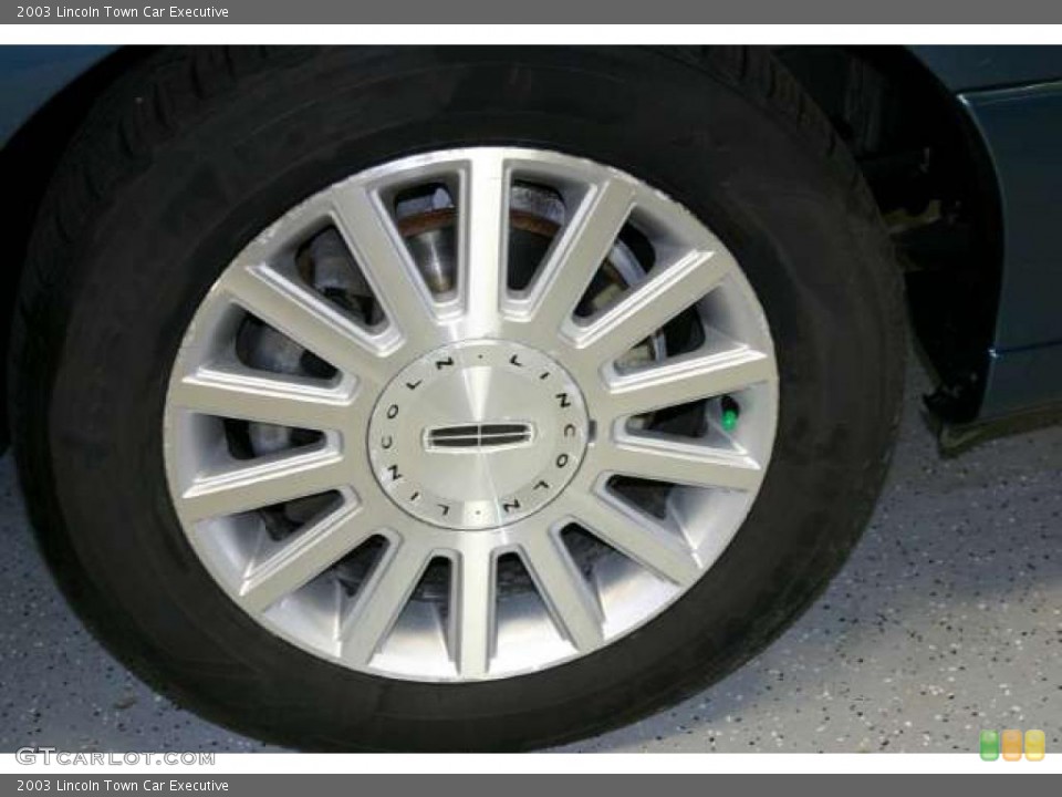 2003 Lincoln Town Car Executive Wheel and Tire Photo #49740133