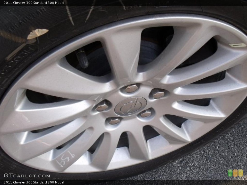 2011 Chrysler 300 Wheels and Tires