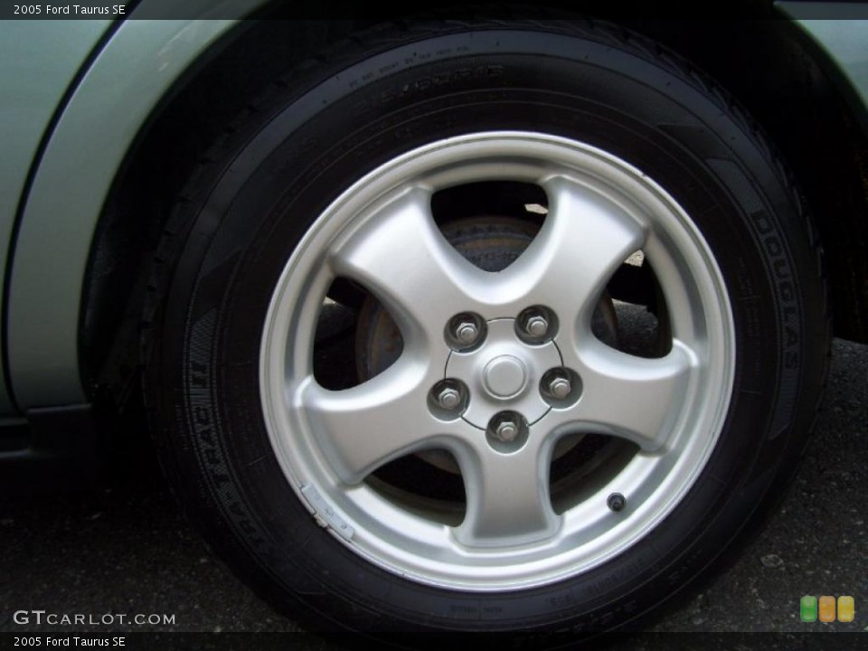 2005 Ford Taurus SE Wheel and Tire Photo #49874507