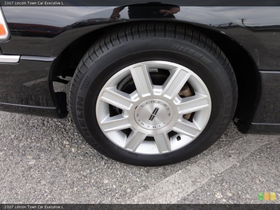 2007 Lincoln Town Car Executive L Wheel and Tire Photo #50796552