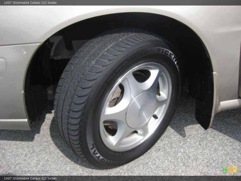 1997 Oldsmobile Cutlass GLS Sedan Wheel and Tire Photo #51850514