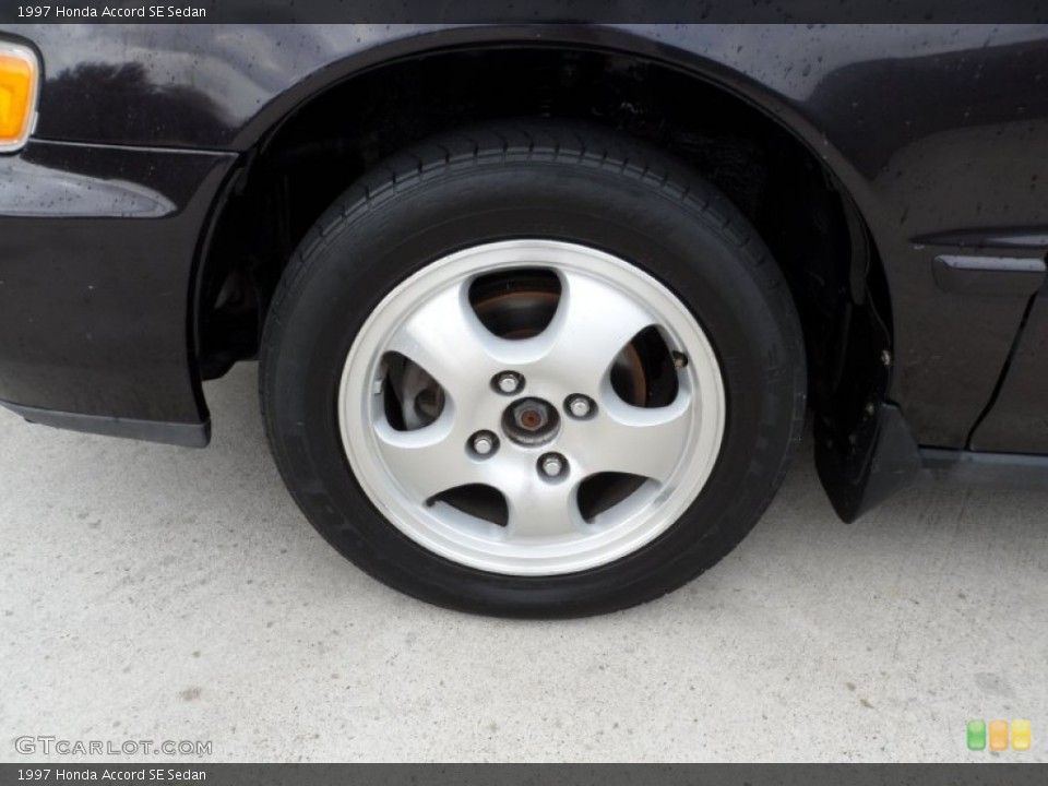 1997 Honda Accord SE Sedan Wheel and Tire Photo #51910661