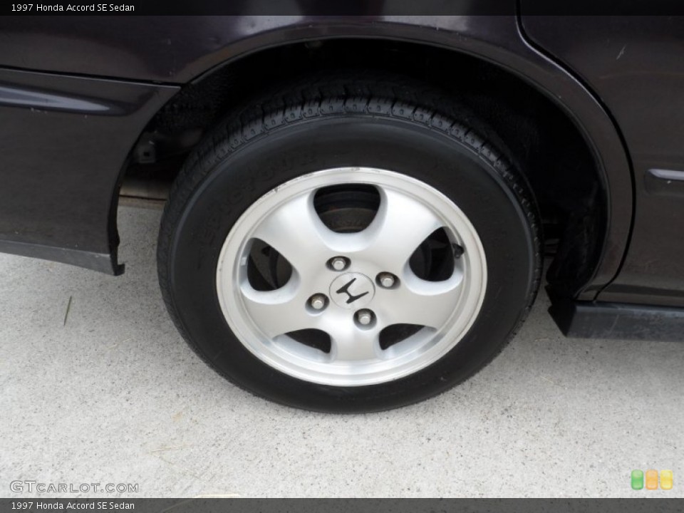 1997 Honda Accord SE Sedan Wheel and Tire Photo #51910703