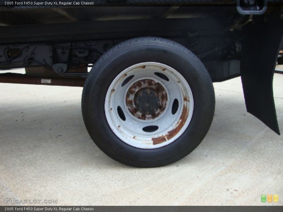 2005 Ford F450 Super Duty XL Regular Cab Chassis Wheel and Tire Photo #52034865