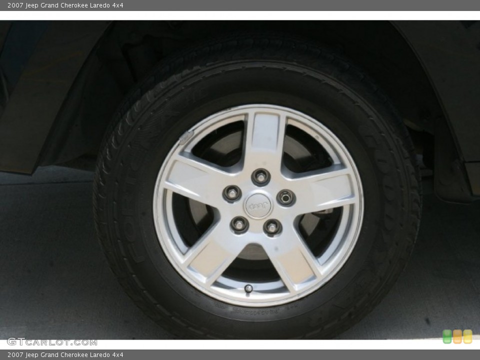 2007 Jeep Grand Cherokee Laredo 4x4 Wheel and Tire Photo #52300007