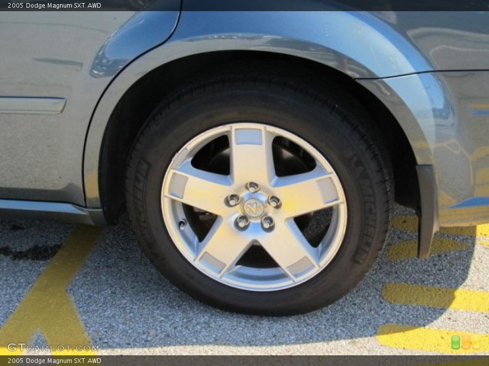 2005 Dodge Magnum SXT AWD Wheel and Tire Photo #52777636